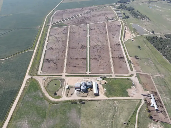 Vista aérea dos piquetes, silos e lagoa de tratamento