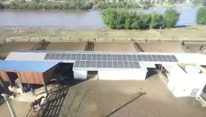 Sobrevoo do centro de manejo com painéis solares